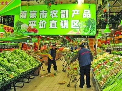 市民辦年貨進(jìn)高潮 超市女鐵人半天貼3000個(gè)標(biāo)簽-新聞