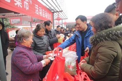 三門峽7個愛心扶貧集市同時開場,一天銷售5萬元
